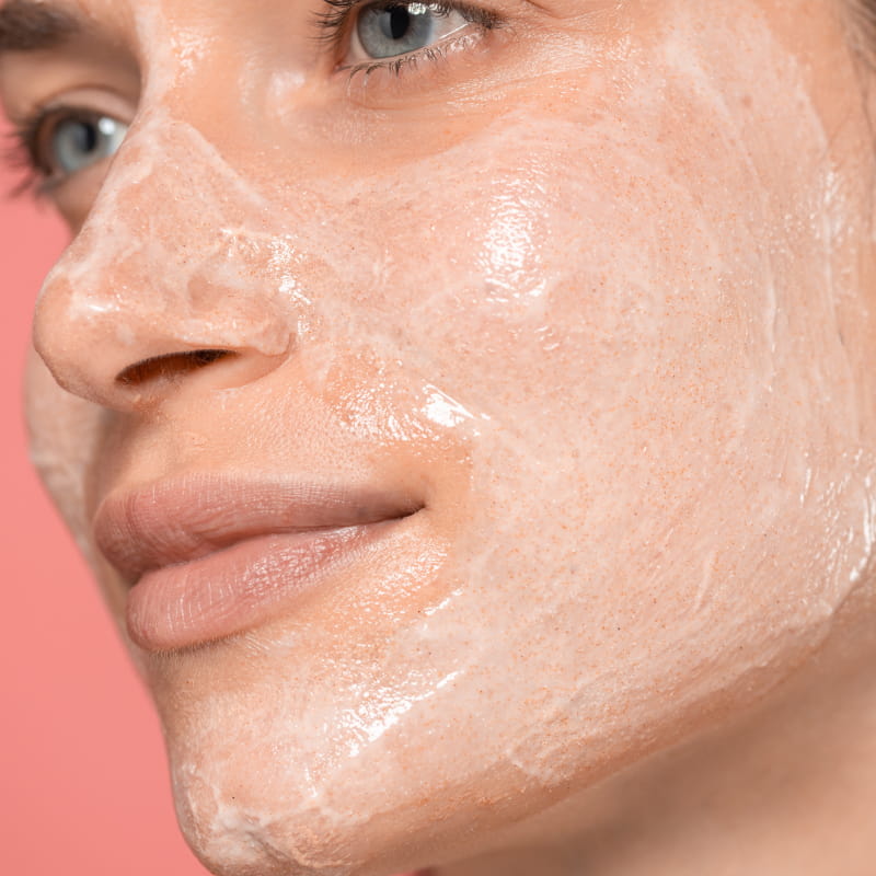 limpiador facial exfoliante freshly textura en piel